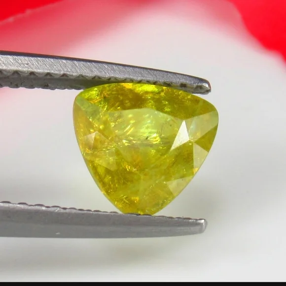 1.60 Ct Natural Greenish Yellow Sphene Trillion Cut - Picture 3 of 3